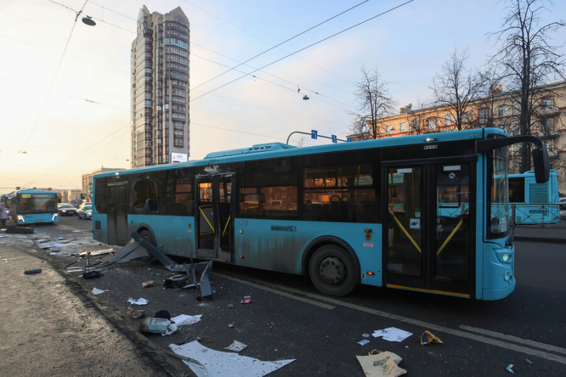 «Я ничего не помню. Я только повернул». В Петербурге автобус снес остановку с людьми