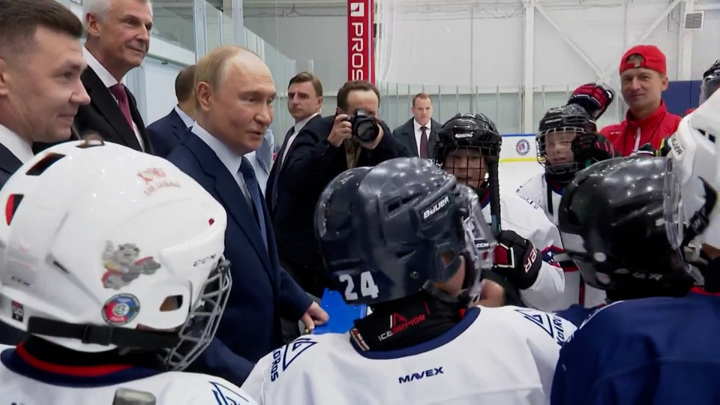 Путин пообщался с юными хоккеистами в спорткомплексе "Президентский" в Магадане - Новости на Вести.ru