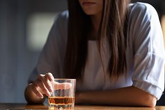 Известный препарат неожиданно связали со снижением тяги к алкоголю и курению