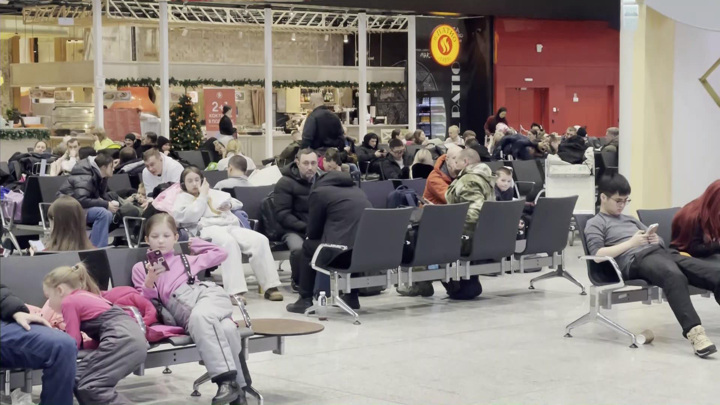Аэропорт Шереметьево продолжает работать в усиленном режиме из-за снегопада - Новости на Вести.ru